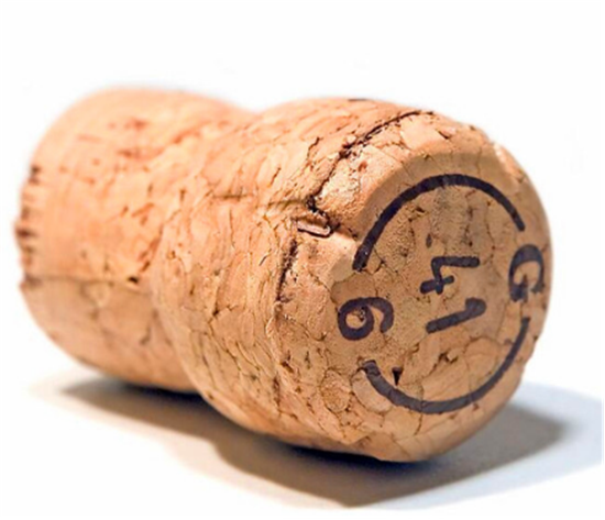 宝宝在家里“摸爬滚打” 如果铺的是软木地板就好了