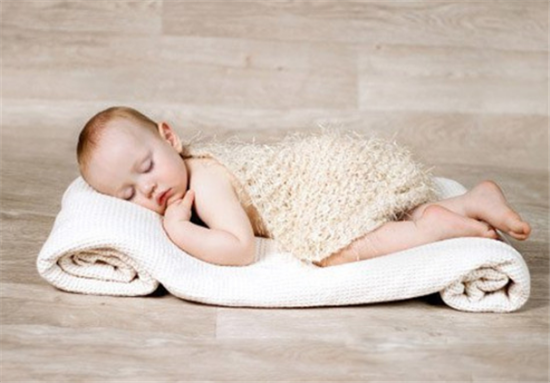 宝宝在家里“摸爬滚打” 如果铺的是软木地板就好了